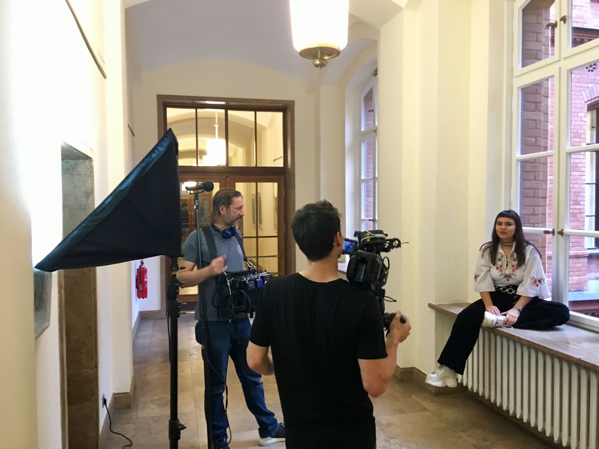 Stipendiatin bei einem Interview 
